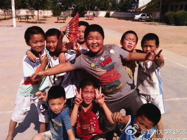 7��17�գ����ƻ����s�Q��������������ٿh�R��ƺ�l(xi��ng)��?j��ng)_С�W��ȭ��С꠆T����Ȼ�����ڵ��ž������������ڞ��������ݴ�W��΢�⡱־Ը�߈F��e�k�ĵ���ˇ�R�����ʂ���