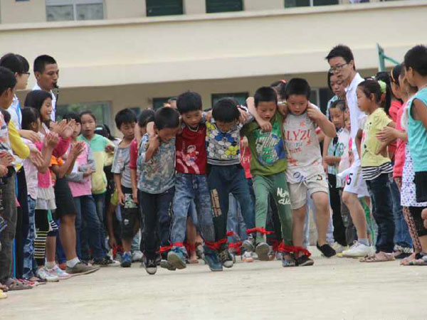 7��28�գ��V�|�̌W(xu��)Ժ��С�ٟ���ɽ�^(q��)���W(xu��)����֧���������С�W(xu��)�e�k���\�ӕ����mȻ���ز�δ�޽�����������꠆T��Ŭ���ͺ��ӂ���ƴ���£��\�ӕ��A�M�Y(ji��)�����D�麢�ӂ��ڱ�ِ�ЈF(tu��n)�Y(ji��)�f(xi��)��������������