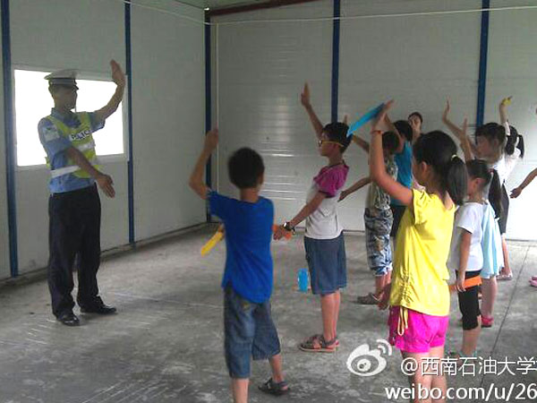 7��24��������ʯ�ʹ�WУ��ӛ�߈F���Ű�֧��־Ը꠽o���ӂ�������һ�ò�һ�ӵ��I(y��)�w��n�����а������t(y��)�����ώ������죬�ƌW������ώ���N�I(y��)��꠆T��ϣ�������ӂ��ڸ����I(y��)�ώ�ָ���£��܌�δ����������Mϣ�����D�顰���������ڽ̌����ӂ���ָͨ�]�Ļ��A�ք���