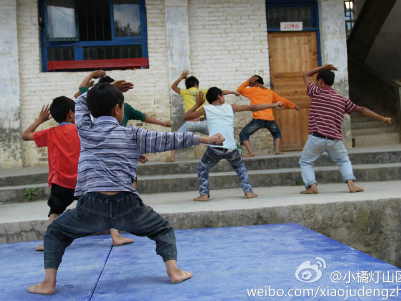 7��31������С�ٟ���ɽ�^(q��)���W(xu��)����֧�����ǭ����ؑ�S�h�����l(xi��ng)����С�W(xu��)����20���֧�̻�Ӽ����Y(ji��)���������������ҵ�Ͷ�뵽����ˇ�R�ݵĜ�(zh��n)���A�����D�麢�ӂ��ڞ�R���u�����ž���