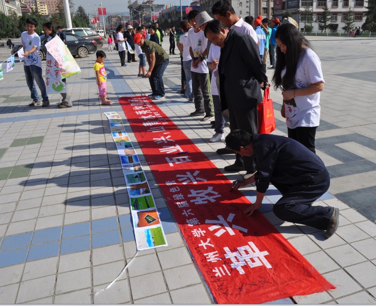 7��19�����m�ݴ�W(xu��)�����þGɫ�I(y��ng)����ף�������οh�����V��(ch��ng)���չ�_���_�I(y��ng)�xʽ���I(y��ng)�T��ͨ�^(gu��)�·f�����w����(b��o)�͈DƬ���ڏV��(ch��ng)�������������S��������P(gu��n)ע�c�v�㡣�D�������ڗl�����������Լ��ĺ����͸�����