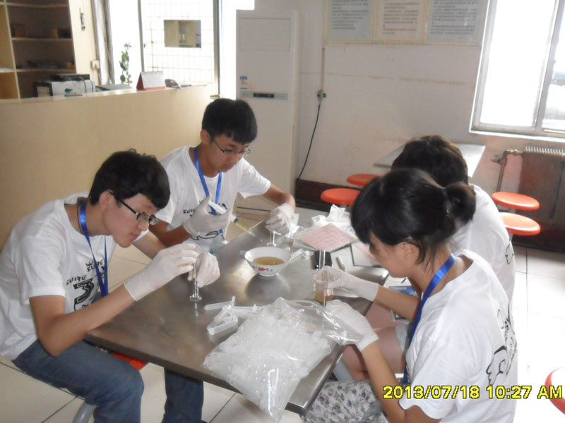 7��27�������ϴ�W���YԴ�ɡ�����������`��꠵��_��һ�����`�ء����ĳ���꠆T���R��ͣ��ǰ����һ��ȡ���c�M��ȡ�ӹ������D��꠆T���ڌ�200ml�Ę�Ʒ�b�M20��С������ԇ��ƿ����