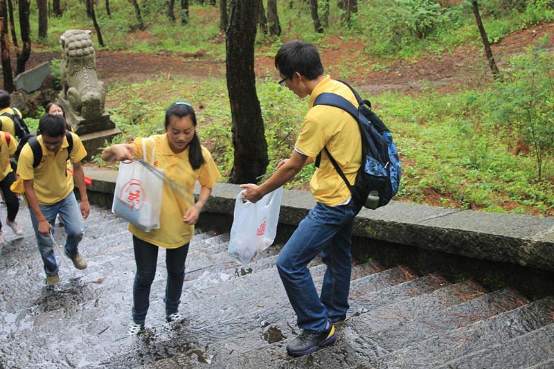 ��ǧ�{ɽ����ͽ����߻��(d��ng)�У��(du��)�T����ʰ���^(q��)�����������Ƶĭh(hu��n)��������