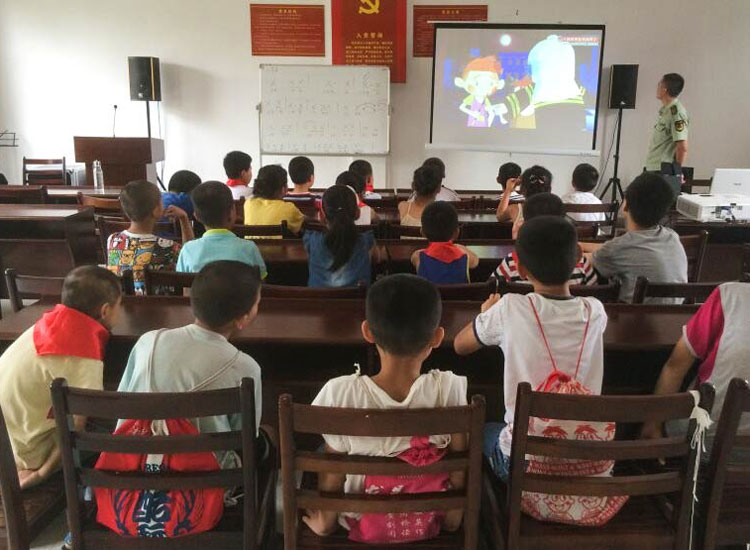 ־Ը����Ո���ą^(q��)�侯���(du��)��ǰ�����ٽoС���т���������ȫ֪�R�v����