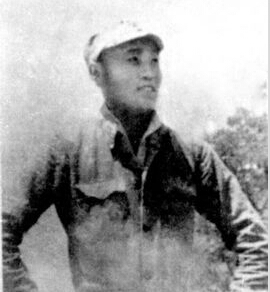 ���һ���1911��1941������Ұ�Q���M�壬�|��ʡ�|ꖿhʯ����������1930������Ї����a(ch��n)�h��1931�ꡰ��һ�ˡ���׃���l(f��)����(j��ng)У��ͬ��������W(xu��)���ؼ��l(xi��ng)������1932��5���ڼ��l(xi��ng)�M����ƽ�|�����x��܊�����������ô����£�ָ�]����(zh��n)�`��C�����˷Q��С��������1935�ꅢ�ӡ�һ��.�š��W(xu��)���ۇ��\�ӣ����u���\���еġ���������1939�����A��������(li��n)܊˾��T��������ΰ�·܊�x�켽܊�^(q��)��ʮ�F�F�L��1941��2��4�����r�ΰ�·܊�x�켽܊�^(q��)��ʮ�F�F�L���һ�����ָ�]�����R�I��(zh��n)���в��Ҡ�������H30�q��