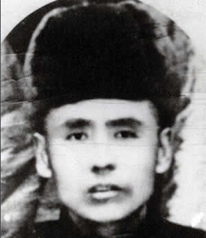 ���F÷��1893��1934�����������|����Ϫ��1931��10����Ѯ�����F÷�������|�������l(w��i)܊�����ڵ��|���P����ᶎr���f��һ����ӡ�1932��3�����|���񱊿��վȇ���ί�����F÷��|�����x��܊��28·܊˾����1934��5��30���������F÷����͢�o���I(l��ng)�Ăα��°���꠲��@��1934��9��28��ҹ�����F÷����܊�ٰ�񽵟oЧ�±�������1935�깲�a(ch��n)�h�l(f��)���ġ���һ���ԡ������Q���ǡ���ȇ������|������Ӣ�ۡ���1988�걻׷�J�������ʿ��2014��9��1���������������������ĵ�һ��300����������Ӣ�Һ�Ӣ��Ⱥ�w�����