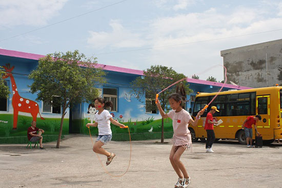 ���Ϲ��I(y��)��W��(j��ng)���Q(m��o)�׌WԺ����ϵ�P�h�������ж�������������`꠵�����ʡƽ�ɽ���P�hѦ���(zh��n)���Ӝϴ���ӢС�W�_չ֧�̻�����e�k��ӢС�W��һ��Ȥζ�\�ӕ���׌�W���w���W��ƥ�˾��񡣈D�����K��ِ��