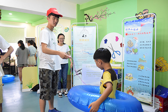 溫州大學(xué)夢(mèng)夕陽暑期社會(huì)實(shí)踐隊(duì)走進(jìn)社區(qū)開展暑期安全版趣味運(yùn)動(dòng)會(huì)。