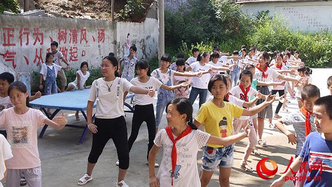 ���ϿƼ���W(xu��)��һ��һ·���x��(w��)֧���c����(zh��n)��ؚ�{(di��o)�Ќ�(sh��)�`�F(tu��n)��������ꖿh��¹ɽ�(zh��n)�u�ŸG���_չ�x��(w��)֧�̺ͷ�ؚ�{(di��o)�У��D��־Ը�߽̺��ӂ�̫�Oȭ�����F(tu��n)�(du��)�ṩ��