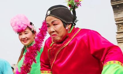 ���՝}�ϴ����һ���׻�Ӿ��ʼ������L(f��ng)茹�����������������Ť������2��16���������һ�@�����}�Ͽh�e�����S����ʵĽ��^�Ļ���������y(t��ng)���׶��˶������ζ����������Ⱥ���[�´����g�gϲϲ�^���꣬׌��(ji��)�՝}�Ǹ��ӽk����ʡ���Ԕ��(x��)�� 