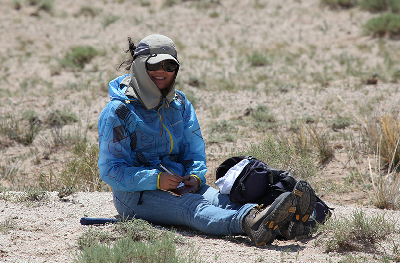 毛方園在野外科考現(xiàn)場(chǎng)。受訪者供圖