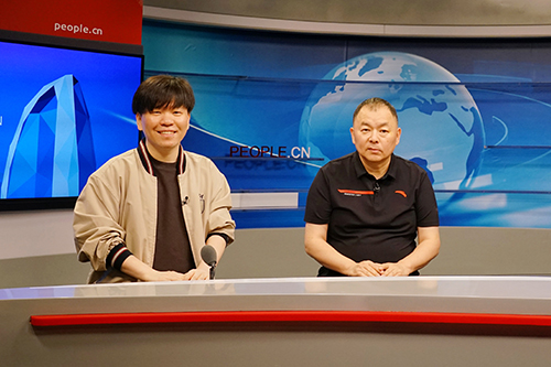 電影頻道節(jié)目中心副總編輯王平久（右）、音樂制作人常石磊（左）做客人民網(wǎng)。人民網(wǎng)記者 皇甫萬里 攝