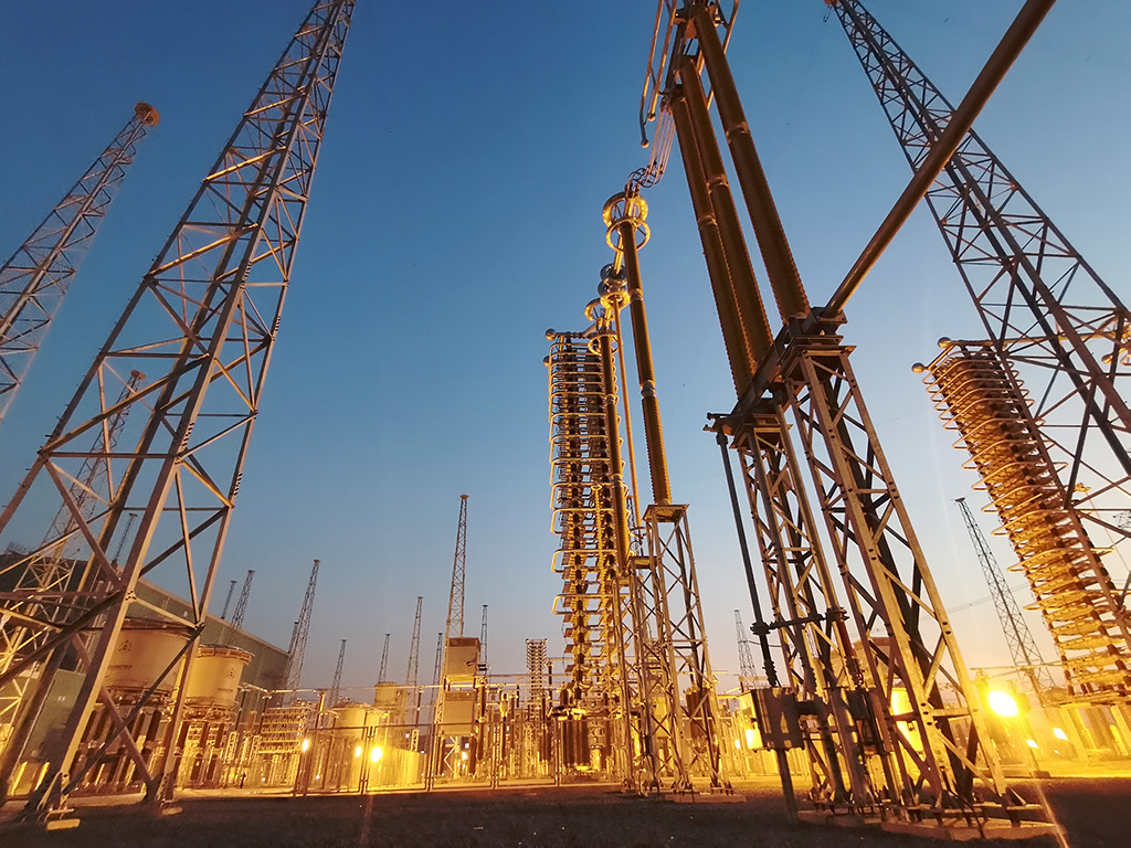 ±660kV巴基斯坦默蒂亞里-拉合爾（默拉）直流輸電項(xiàng)目拉合換流站夜景。（國(guó)家電網(wǎng)供圖）