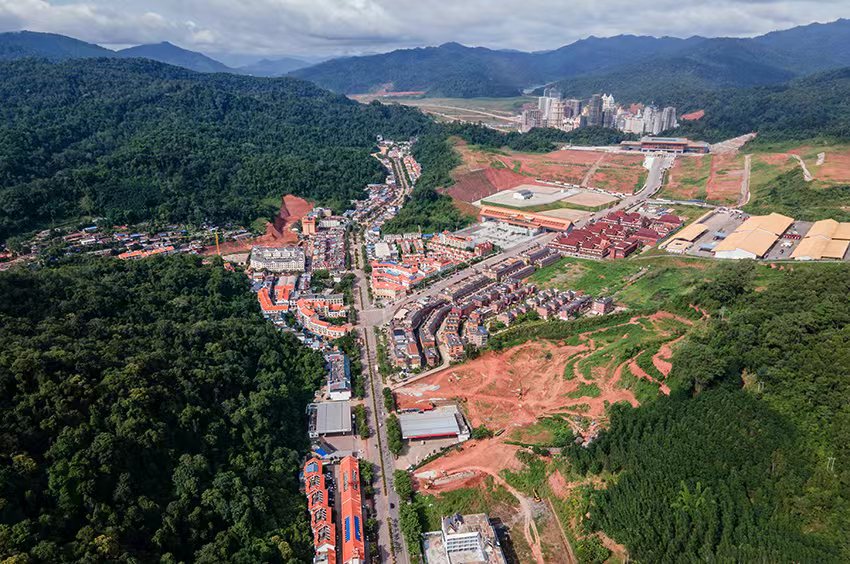磨憨口岸俯瞰，右前方高層白色建筑群為老撾境內(nèi)。人民網(wǎng)記者 符皓攝