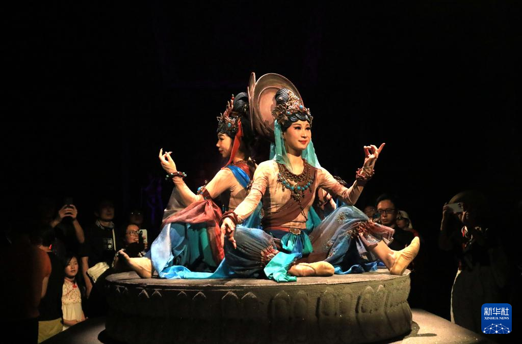 8月5日晚，游客在甘肅省敦煌市觀看大型洞窟式沉浸體驗劇《樂動敦煌》。 新華社發(fā)（張曉亮 攝）