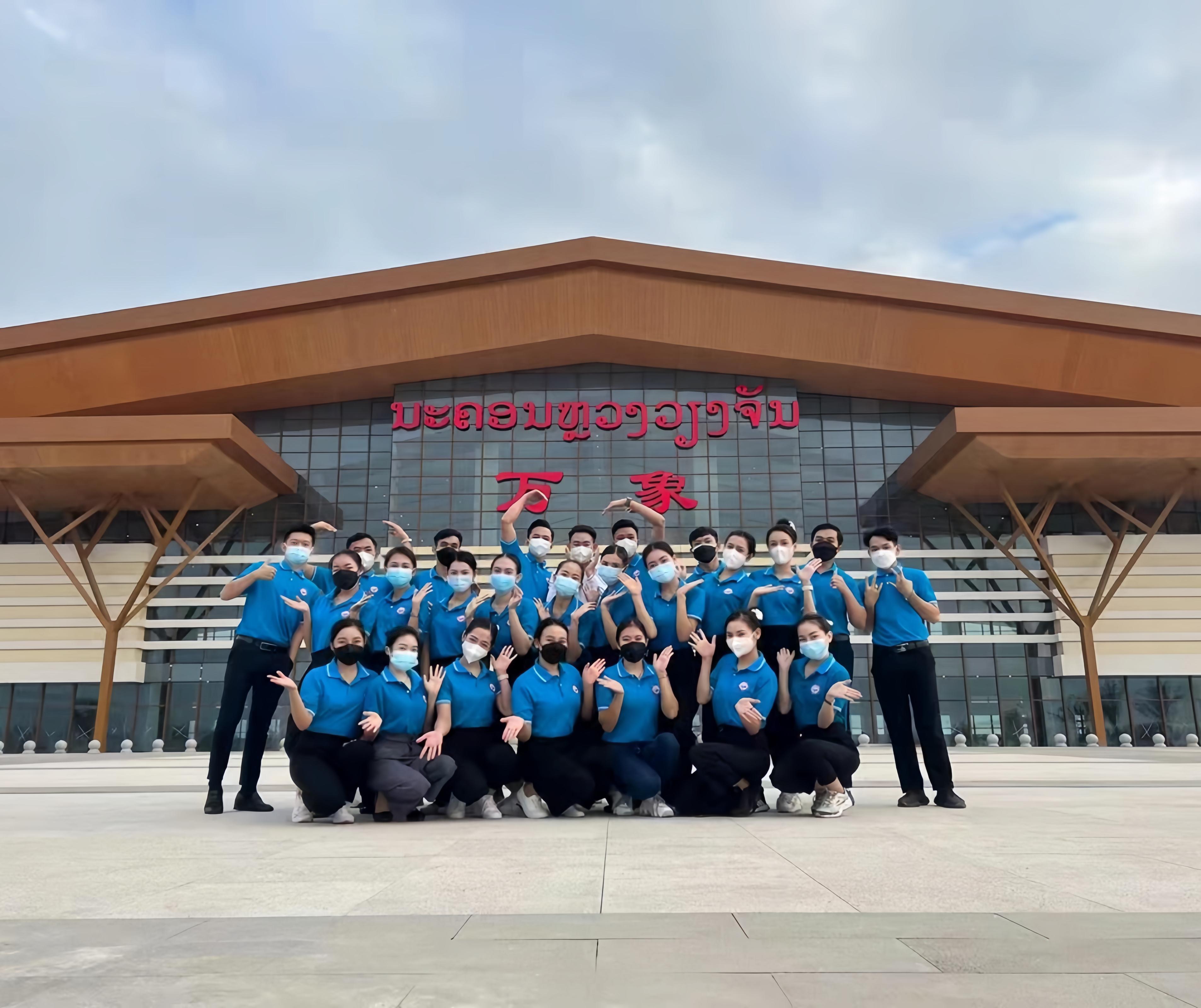 學生上崗前在老撾萬象高鐵站前合影（其中5人為貴陽職業(yè)技術(shù)學院培訓班學生）。 貴陽職業(yè)技術(shù)學院供圖