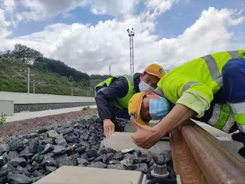 佟郎（左）正在檢修鐵路。受訪者供圖