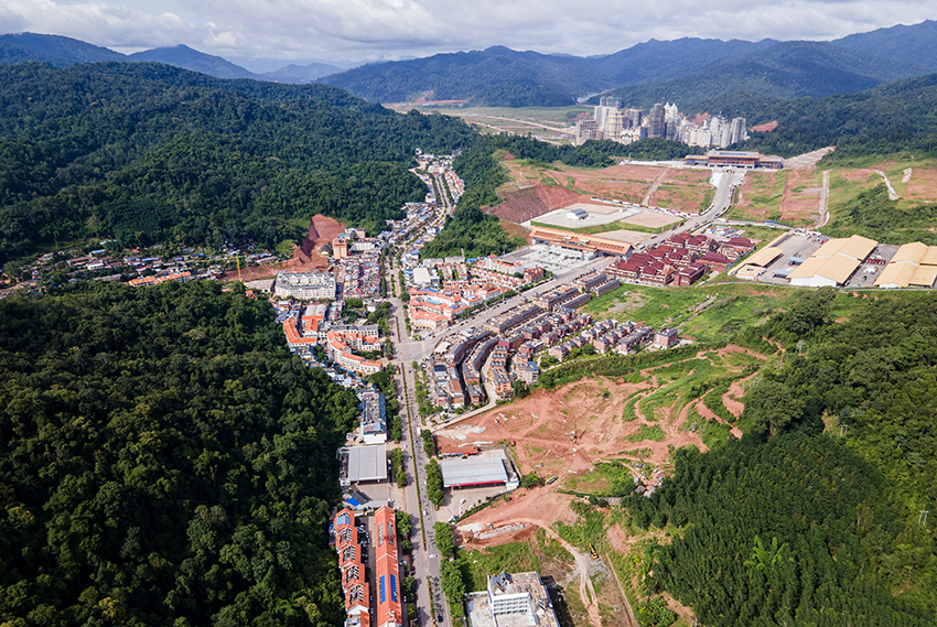 磨憨口岸俯瞰，右前方高層白色建筑群為老撾境內(nèi)。人民網(wǎng)記者 符皓攝