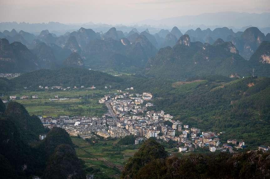 廣西層巒疊嶂，郁郁蔥蔥。 人民網(wǎng) 嚴立政攝