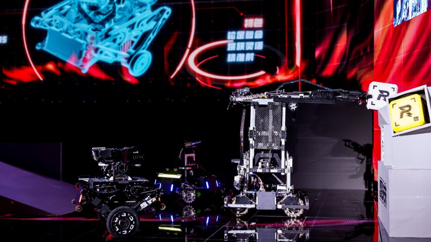 武漢工程大學(xué)大學(xué)生們帶來(lái)的機(jī)甲大師對(duì)抗比賽。主辦方供圖