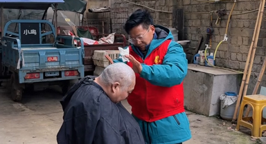 他為孤寡老人義務(wù)剪發(fā)46年